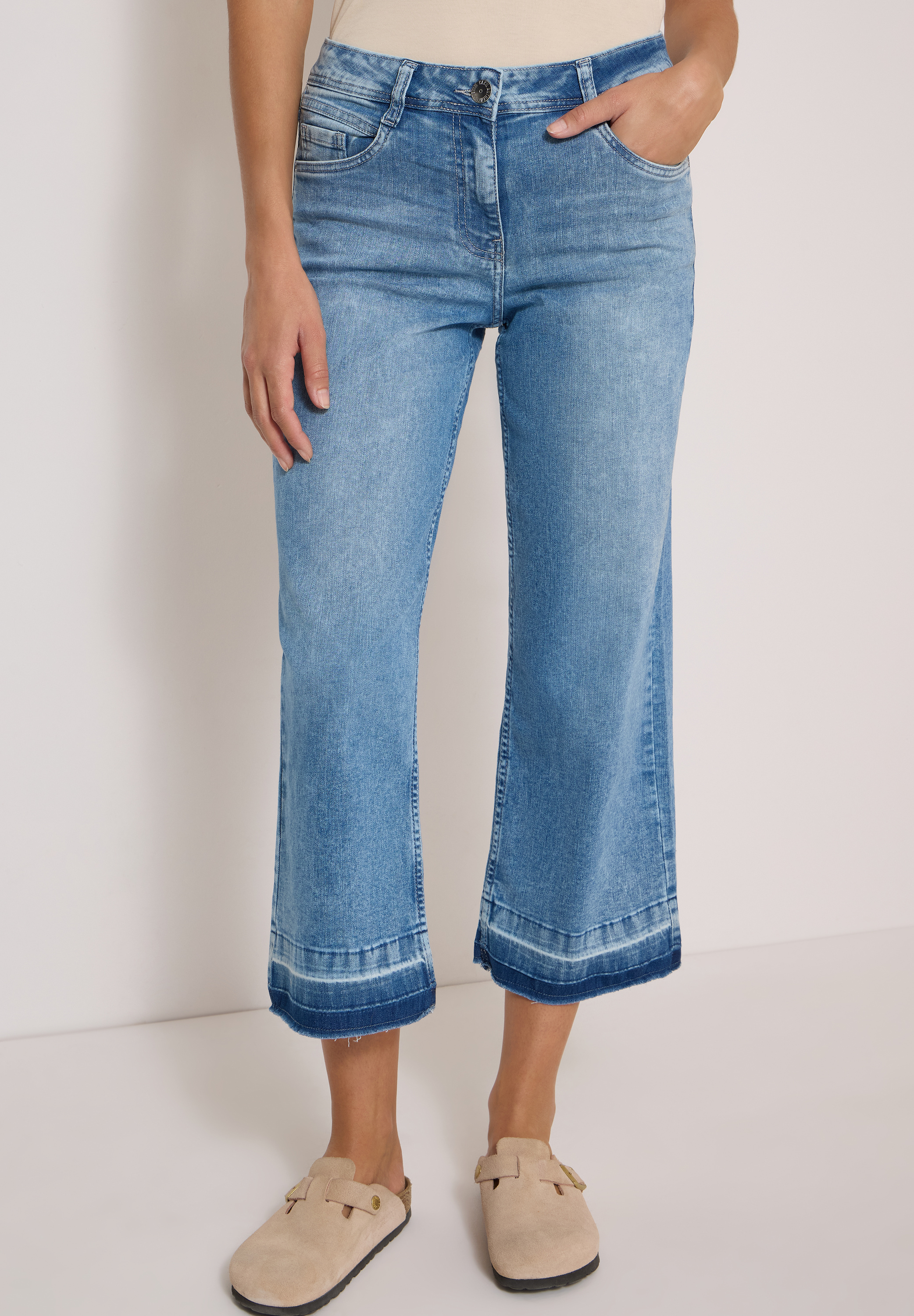 Straight Leg Jeans mit frasigem Saum