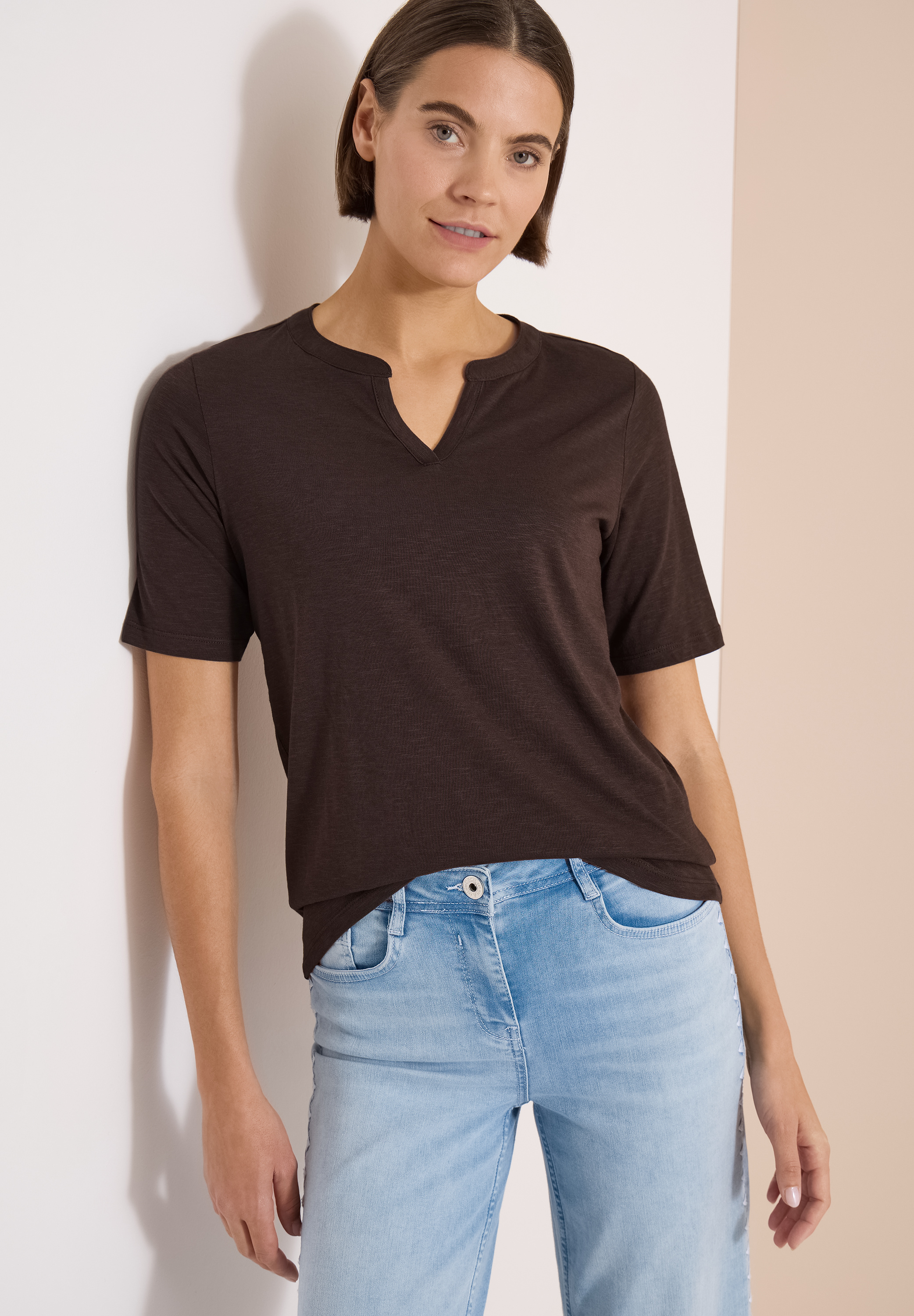 T-Shirt mit Split Neck in Unifarbe