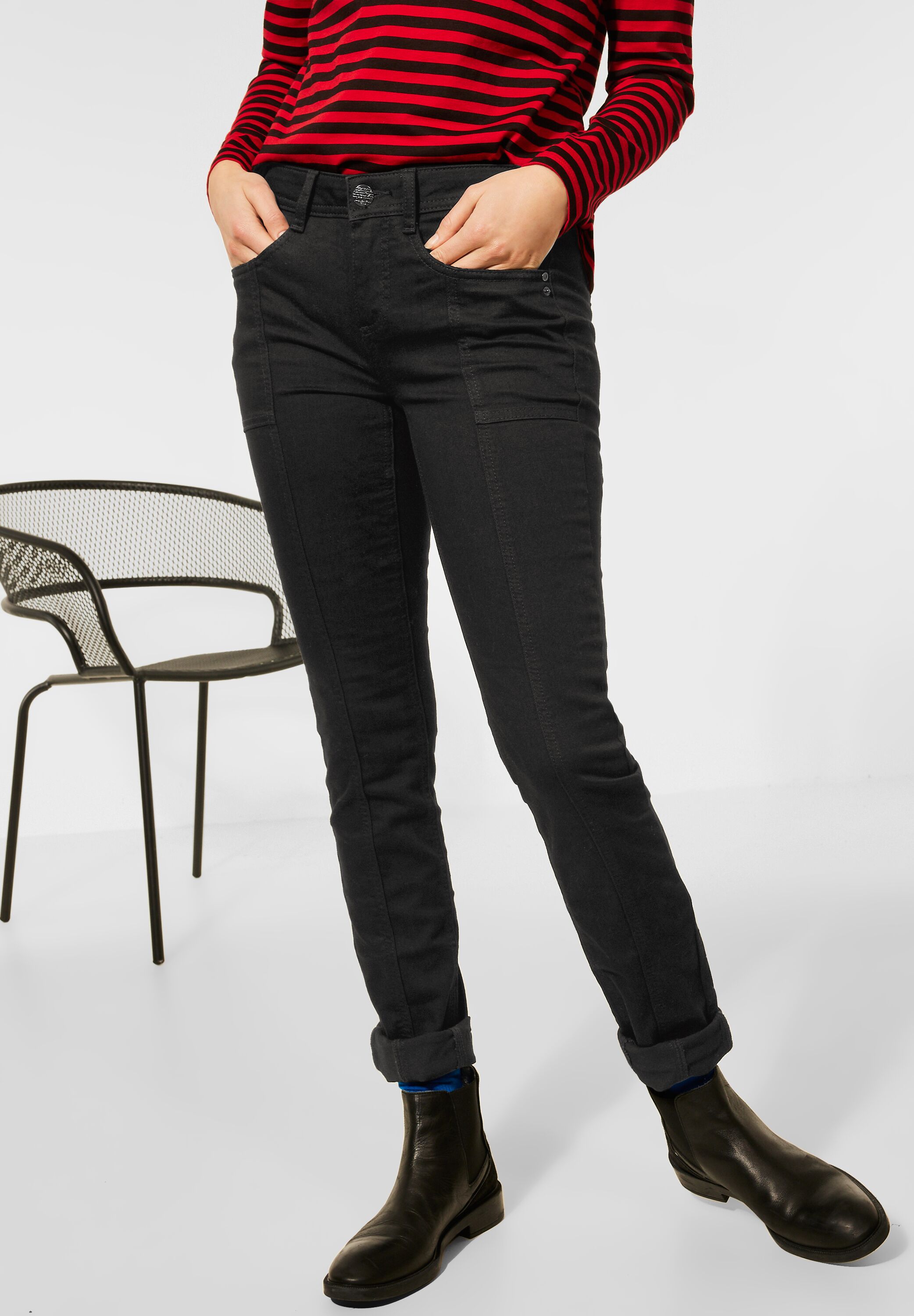 Casual Fit Denim in black