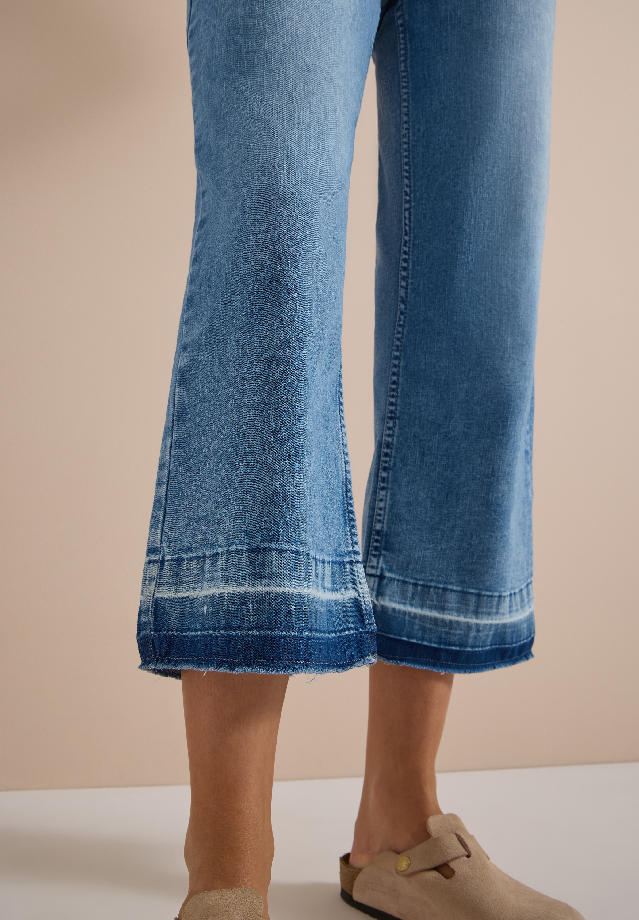 Straight Leg Jeans mit frasigem Saum