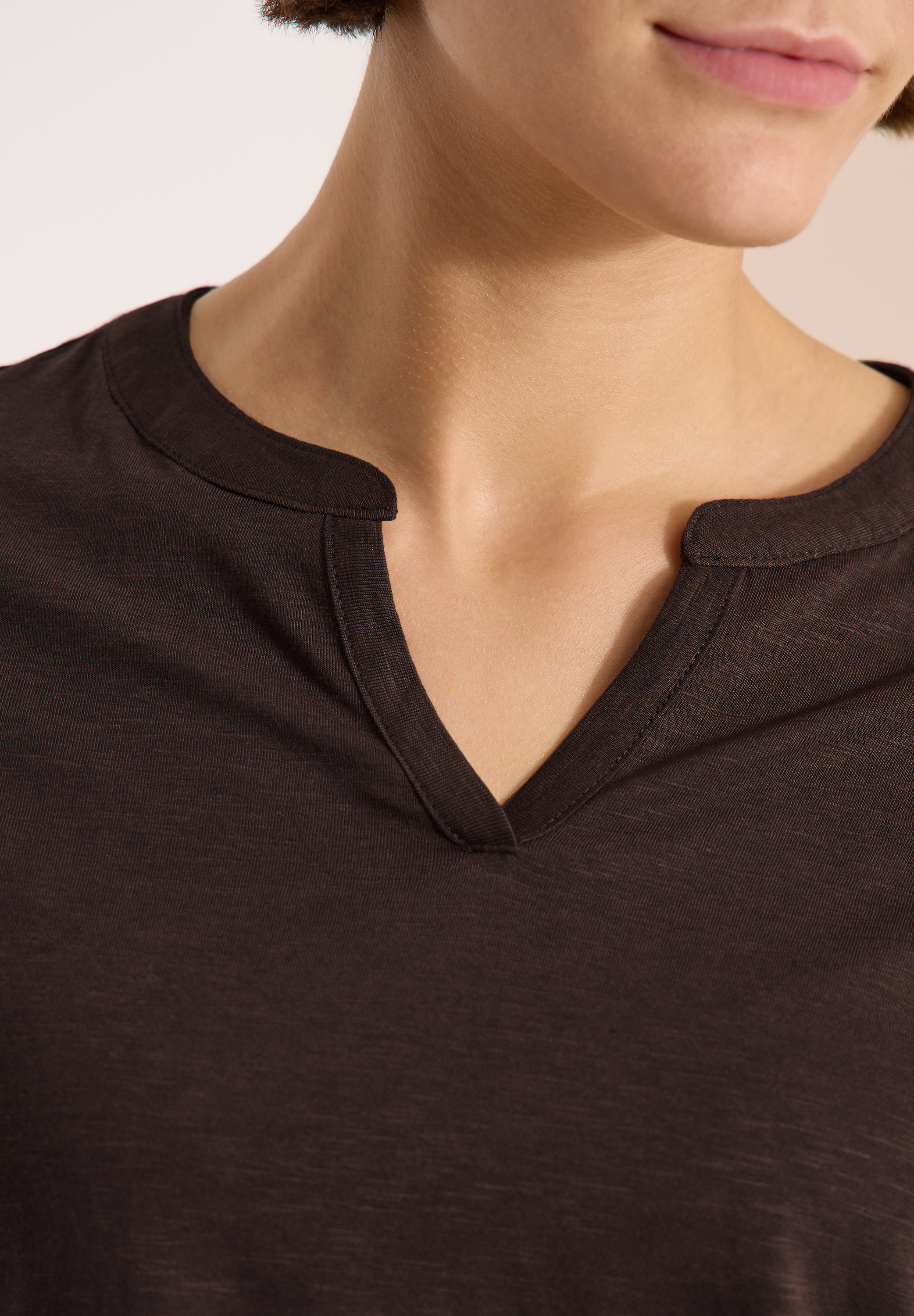 T-Shirt mit Split Neck in Unifarbe