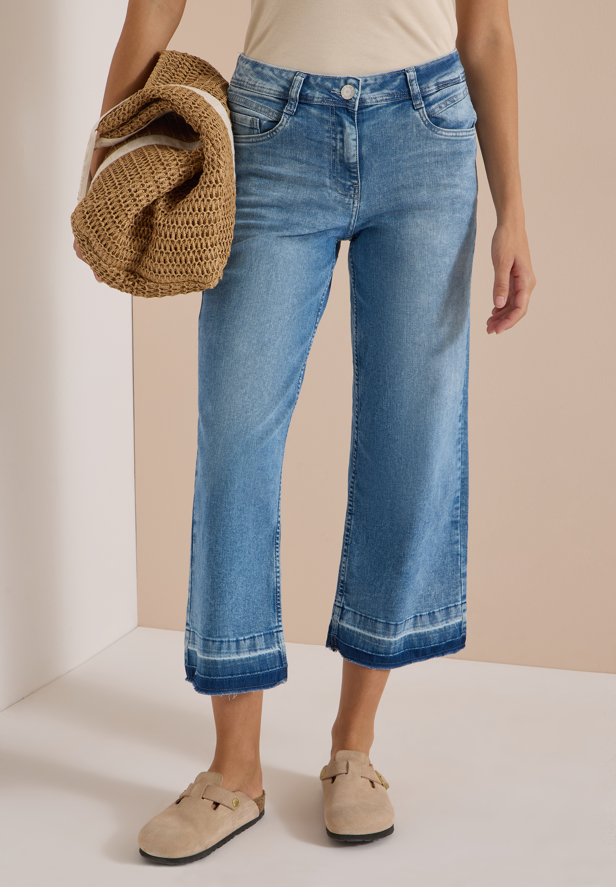 Straight Leg Jeans mit frasigem Saum