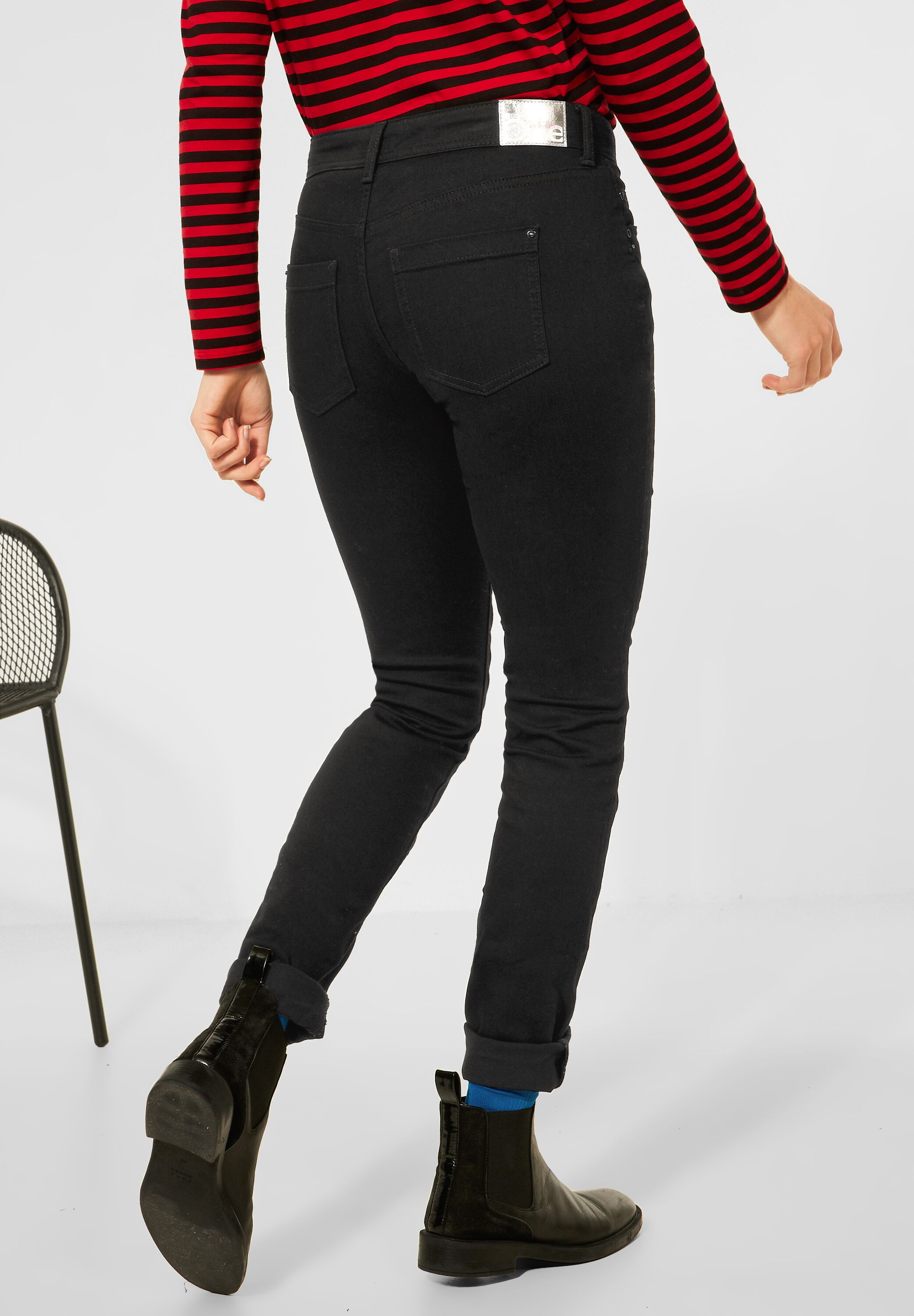 Casual Fit Denim in black