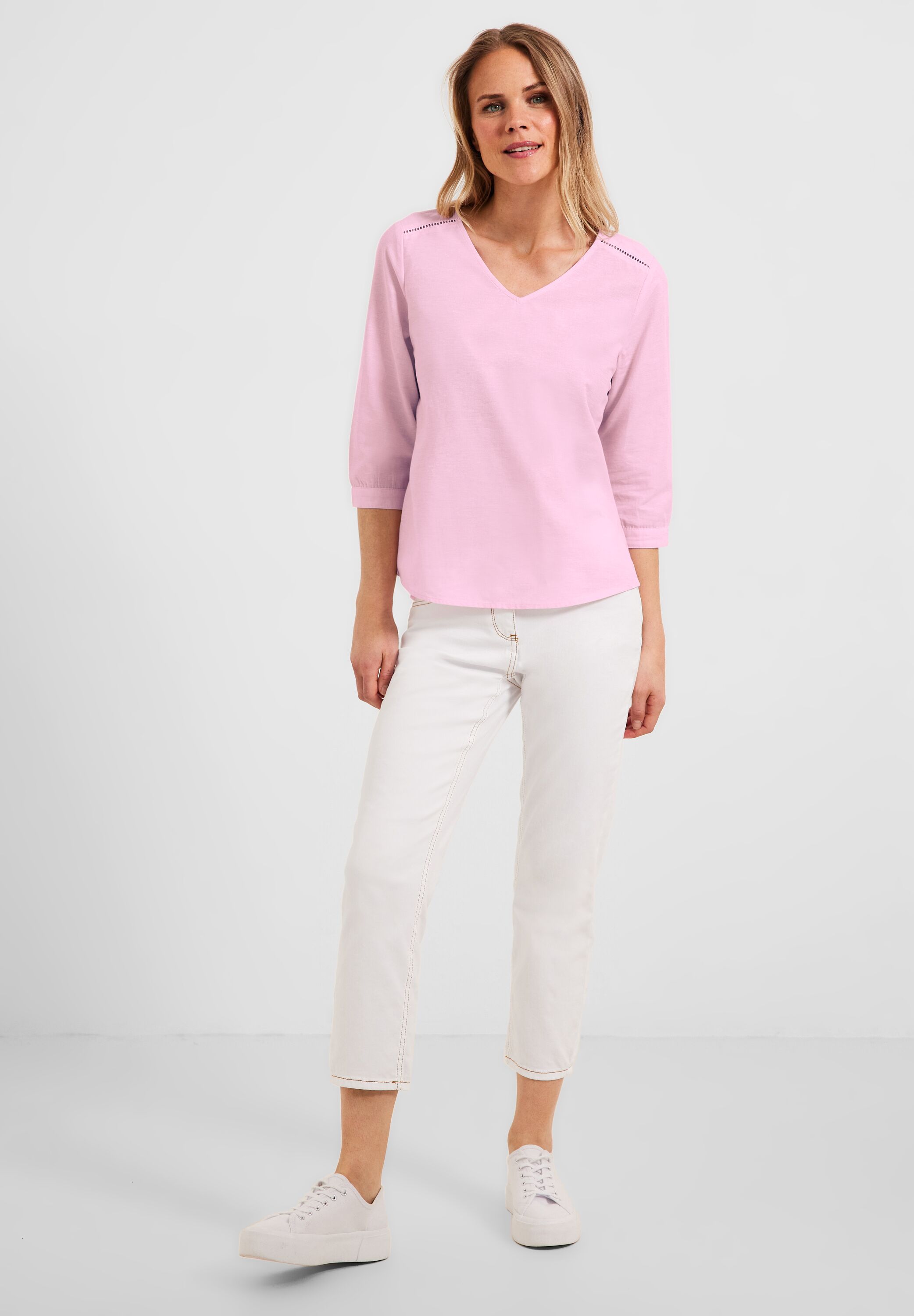 Chambrée V-Neck Bluse