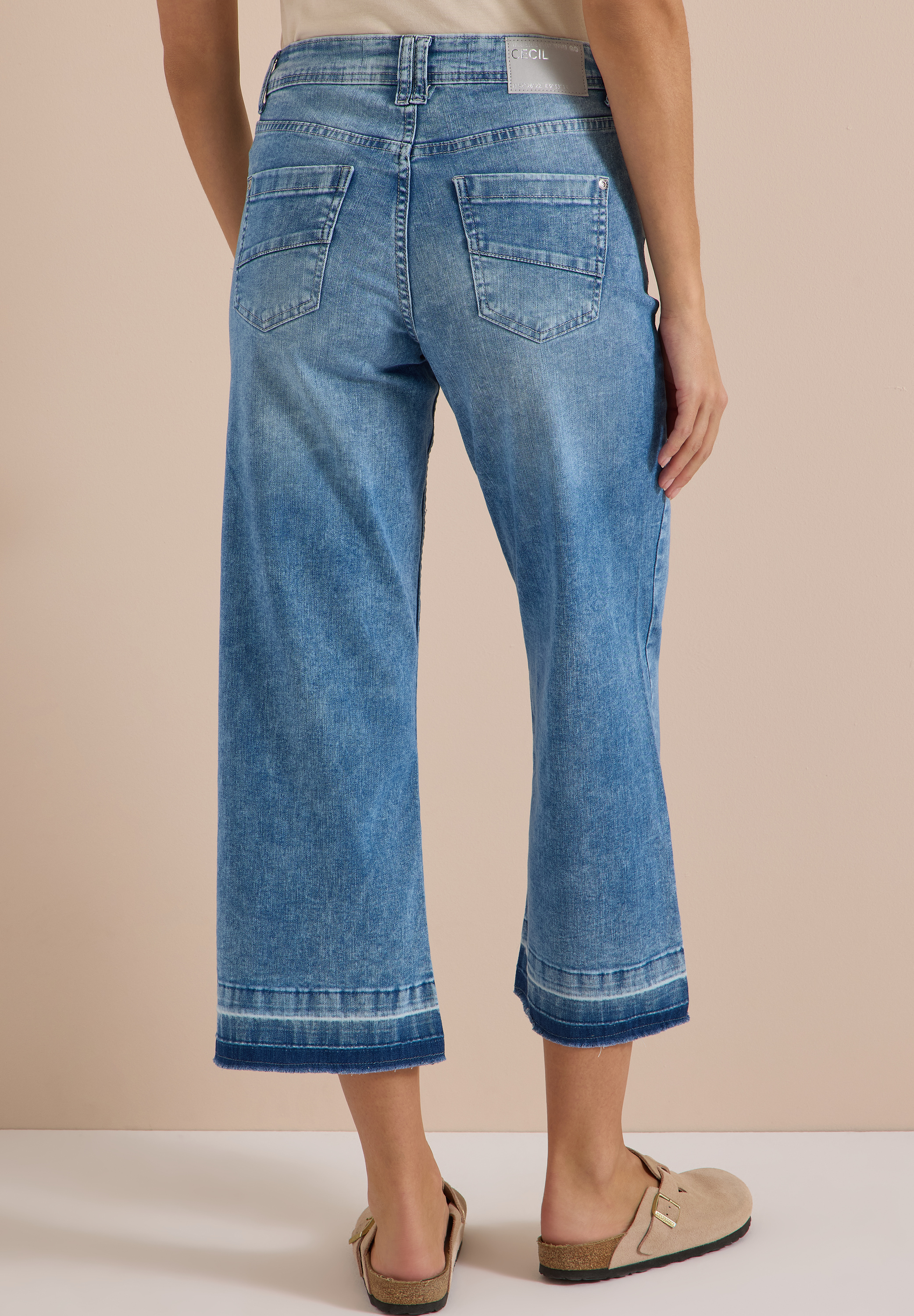 Straight Leg Jeans mit frasigem Saum