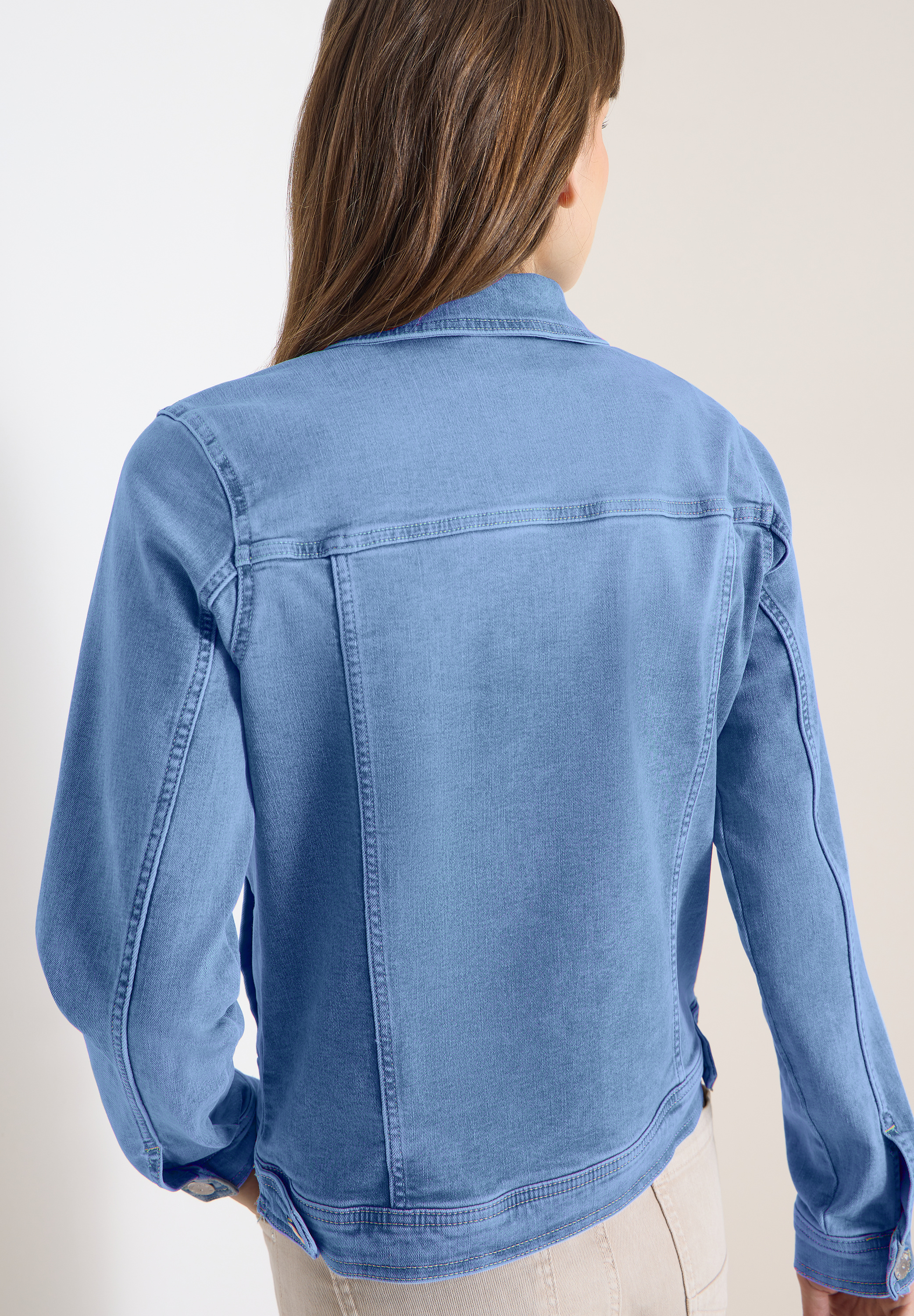 Jeansjacke mit Brusttaschen und Knöpfen