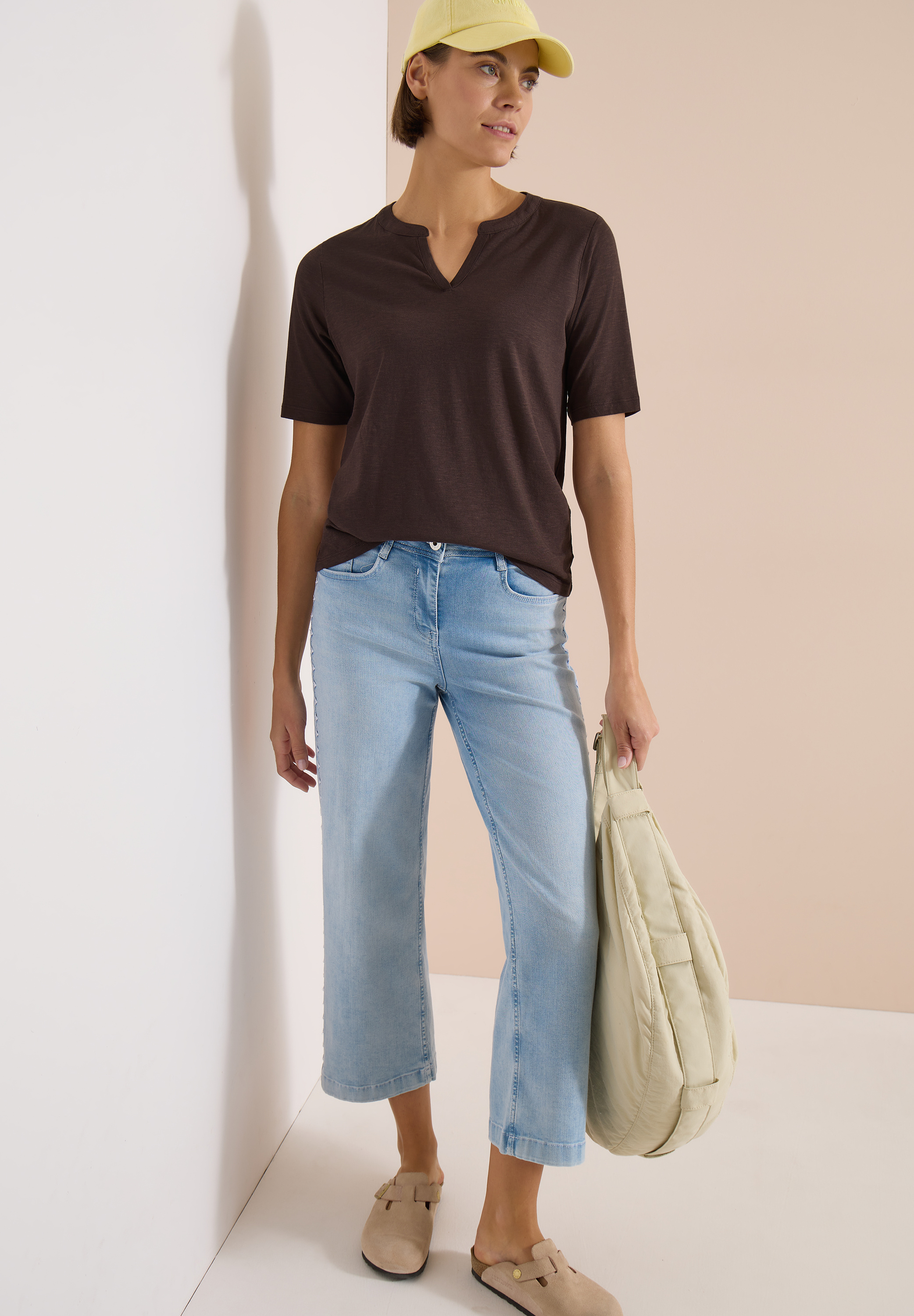 T-Shirt mit Split Neck in Unifarbe
