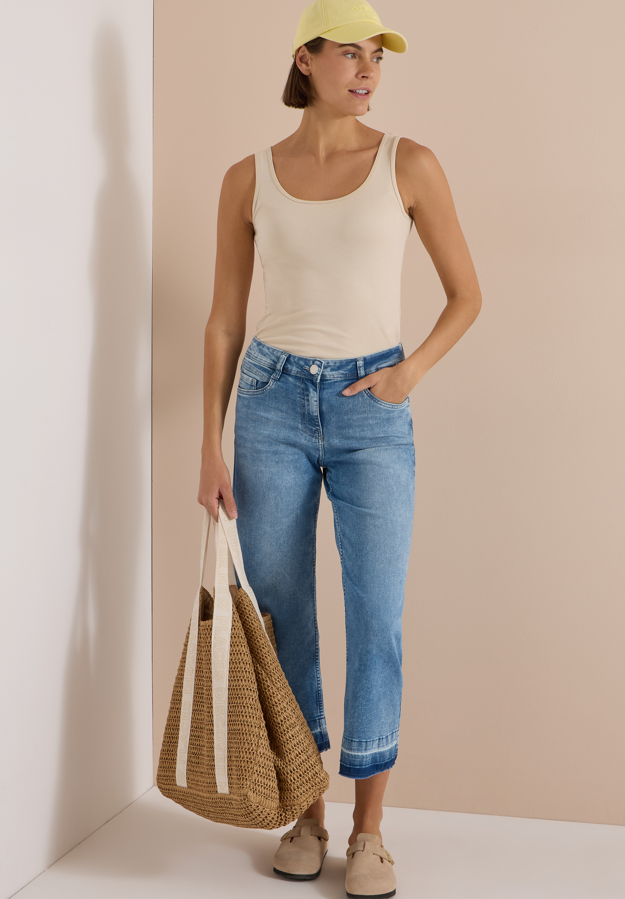 Straight Leg Jeans mit frasigem Saum